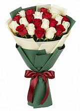 Букет Микс из красных и белых роз в Сунтаре