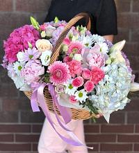 Цветочная композиция из Розы, Хризантемы, Пионы и Лизиантусы в корзине в Сунтаре