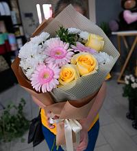 Букет цветов из:  Герберы, Розы и Хризантемы в Сунтаре