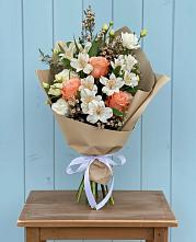 Букет цветов из:  Альстромерии, Лизиантусы, Розы и Хризантемы в Сунтаре