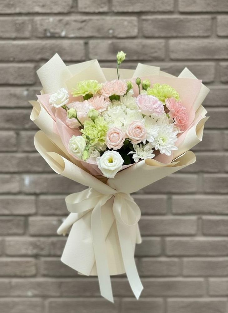 Букет цветов из: Гвоздики, Розы, Лизиантусы и Хризантемы в Сунтаре