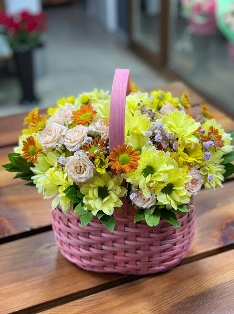 Цветочная композиция из Хризантемы и Розы в корзине в Сунтаре