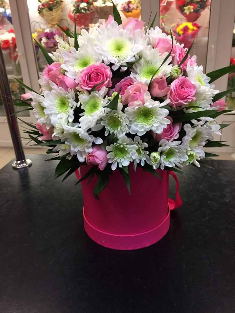 Цветочная композиция из Розы и Хризантемы в шляпной коробке в Сунтаре