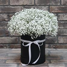 Цветочная композиция из Гипсофила в шляпной коробке в Сунтаре