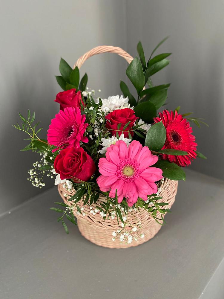 Цветочная композиция из Розы, Хризантемы и Герберы в корзине в Сунтаре