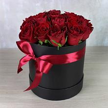 Цветочная композиция из Розы в шляпной коробке в Сунтаре