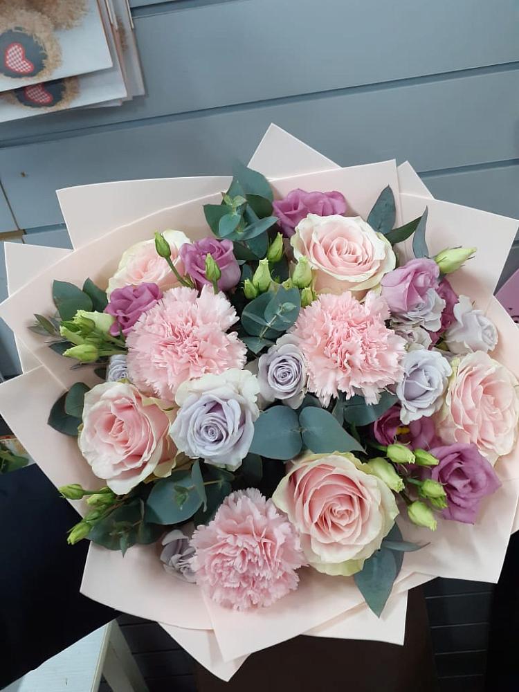 Букет цветов из: Розы, Гвоздики и Лизиантусы в Сунтаре