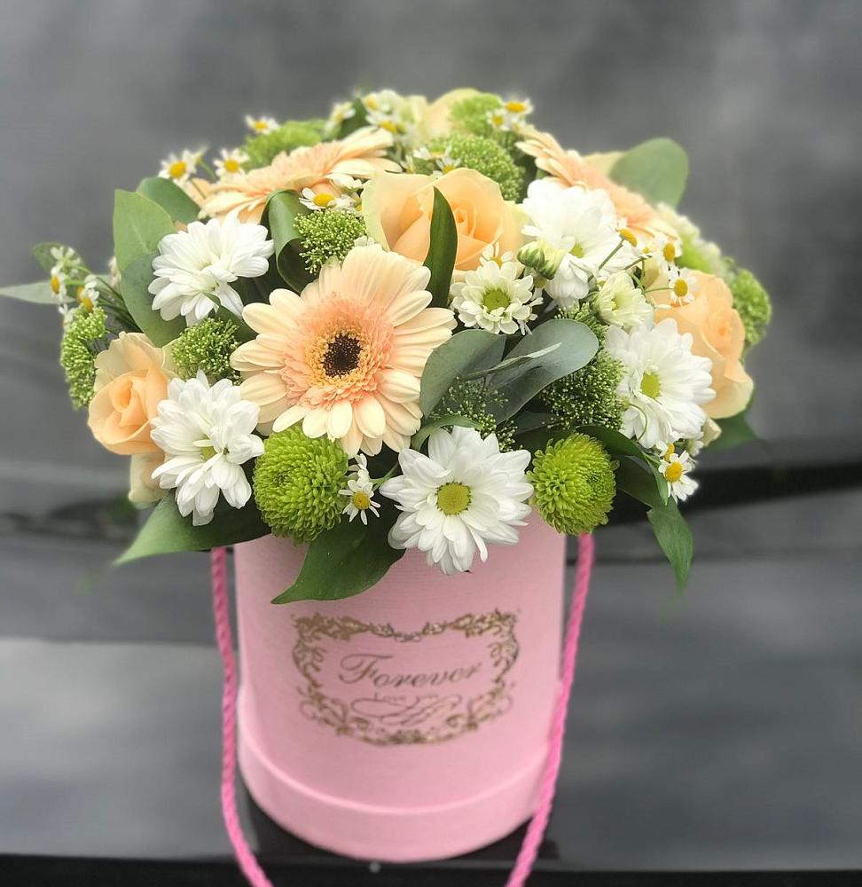 Цветочная композиция из Розы, Герберы и Хризантемы в шляпной коробке в Сунтаре